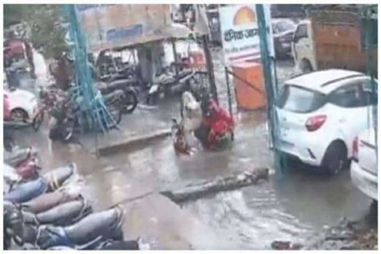 Viral Video : ...अन् बघता बघता दुचाकीस्वार पत्नीसह पाण्याने भरलेल्या खड्ड्यात बुडाला, सुदैवाने वाचला जीव!